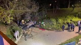 Poważny wypadek w Swarzędzu. Przy ulicy Poznańskiej samochód spadł z wiaduktu. Kierowca nie żyje