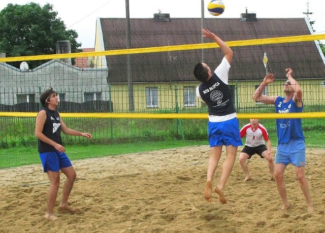 W sumie piętnaście par wzięło udział w sobotnim, drugim turnieju o Grand Prix Żnina w siatkówkę plażową.