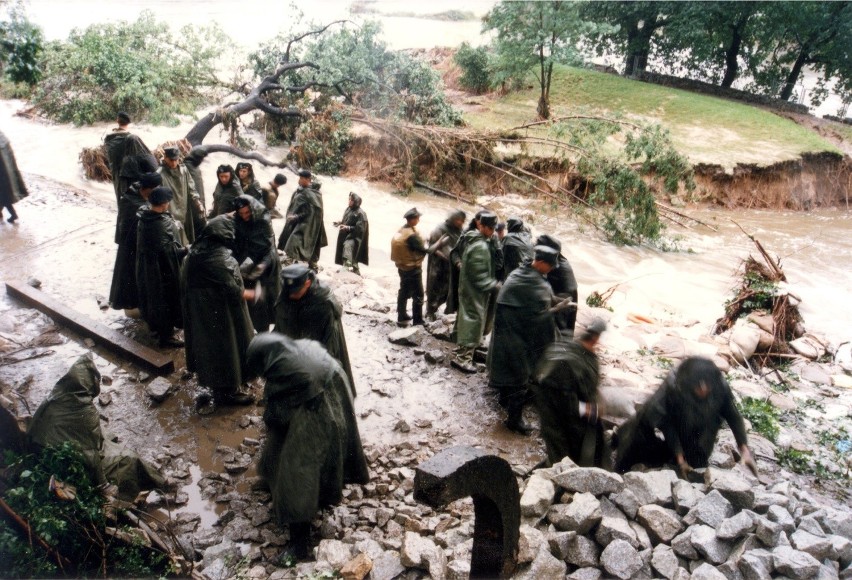 Wrocław 19-07-1997. Umacnianie przyczółka Jazu...