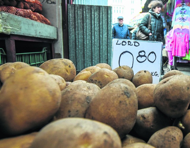 Ceny warzyw podniosła susza. Podrożały m.in. ziemniaki. Na bydgoskim targowisku przy placu Piastowskim można je było kupić m.in. po 80 gr/kg. W sklepach zwykle kosztują ponad złotówkę