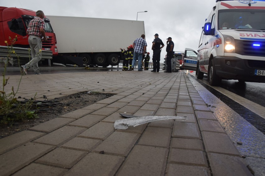 Ze wstępnych ustaleń wynika, że samochód ciężarowy jadąc od...