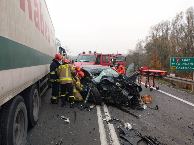 Droga DK 91 zablokowana - wypadek w Chełmnie przed mostem na Wiśle w kierunku Świecia.Około godz. 10 rano dzisiaj (13.11) doszło do zderzenia volkswagena golfa z tirem. Trwają działania ratunkowe.