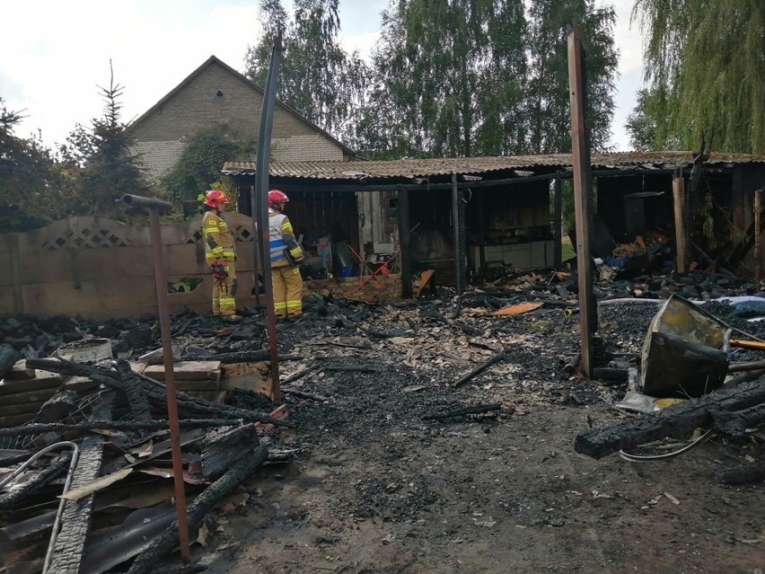 Falki, gmina Gnojno. Ogień całkowicie strawił drewniane budynki i wyposażenie garażu [ZDJĘCIA] 