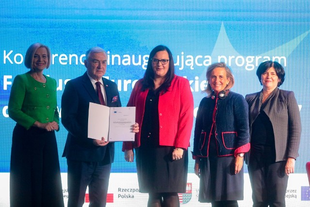 Przedstawiciele Komisji Europejskiej: Angela Martinez Sarasola oraz Muriel Guin oraz wiceminister w Ministerstwie Funduszy i Polityki Regionalnej Małgorzata Jarosińska-Jedynak wręczyli marszałkowi Andrzejowi Bętkowskiemu oraz wicemarszałek Renacie Janik decyzję, zatwierdzającą program Fundusze Europejskie dla Świętokrzyskiego 2021-2027. Więcej na kolejnych zdjęciach.