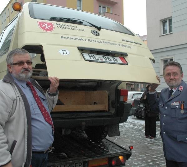 Maltańczycy Tadeusz Przypis (z lewej) i Bernard Serwuschok są pewni, że bus będzie dobrze służył niepełnosprawnym.