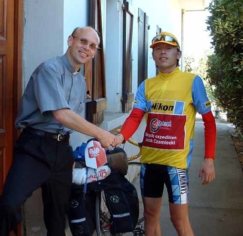 Podczas rowerowej wyprawy Jacek Czarniecki, młody podróżnik z podpruchnickiej Węgierki, spotkał na Korsyce Roberta Gazdowicza, misjonarza z... Pruchnika.