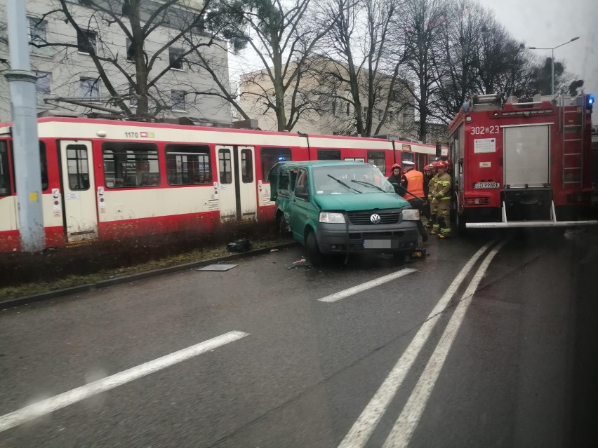 Zderzenie busa z tramwajem na ul. Kartuskiej w Gdańsku...