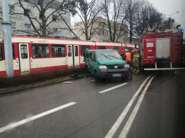 Zderzenie busa z tramwajem na ul. Kartuskiej w Gdańsku 29.01.2020