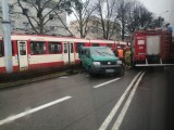 Zderzenie busa z tramwajem na ul. Kartuskiej w Gdańsku. Tramwaj wypadł z torów, ranne zostały trzy osoby. Utrudnienia w ruchu 29.01.2020