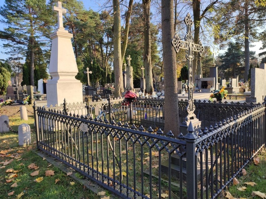 Zabytkowe nagrobki na cmentarzu w Kozienicach zostały odnowione dzięki kwestom Towarzystwa Miłośników Ziemi Kozienickiej