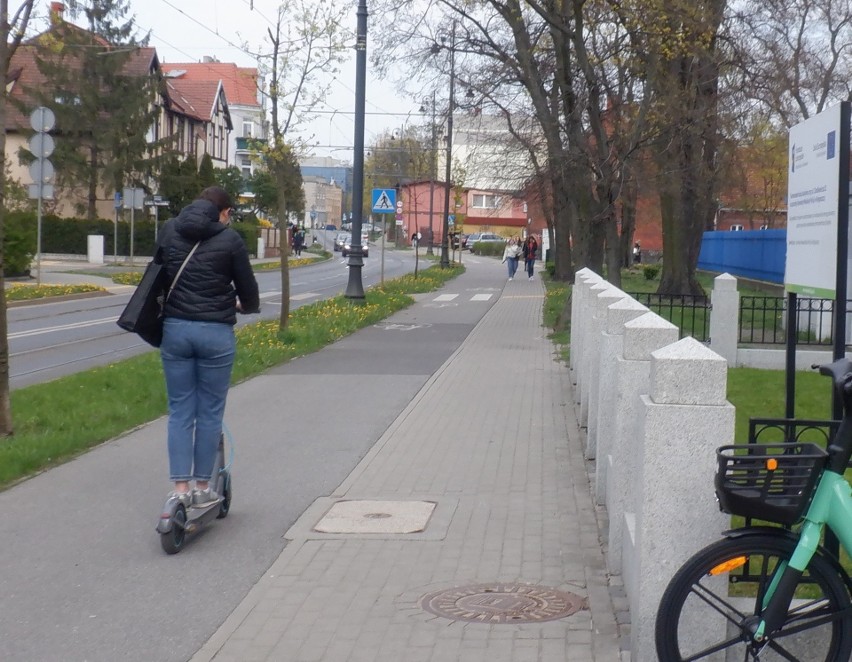 Zebra zebrze nierówna. Uważaj na tej na drodze rowerowej, bo zmieniły się przepisy!