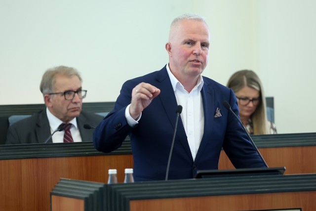 Marek Łapiński wpędza radnych KO w sejmiku w charakter totalnej opozycji. Nie przyjmuje kompromisów i oczekuje spełnienia swoich żądań.