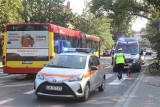 Wypadek na przejściu dla pieszych we Wrocławiu. Młoda kobieta potrącona przez autobus. MPK wprowadza zmiany tras na kilku liniach