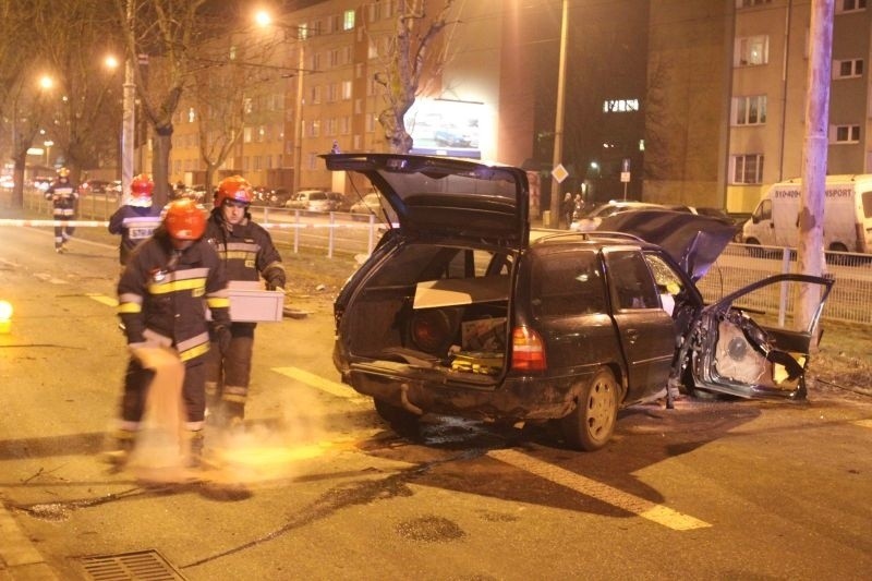 Wypadek na Dąbrowskiego. Dwie osoby wyrzuciło z auta! [FILM, zdjęcia]
