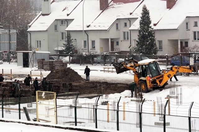 Średnia płaca w firmach budowlanych na Podkarpaciu wynosi 2800 złotych i są najbardziej zbliżone do zarobków budowlańców z Rzeszowa. Na zdjęciu budowa nowej trybuny stadionu piłkarskiego Klubu Sportowego Siarka Tarnobrzeg.