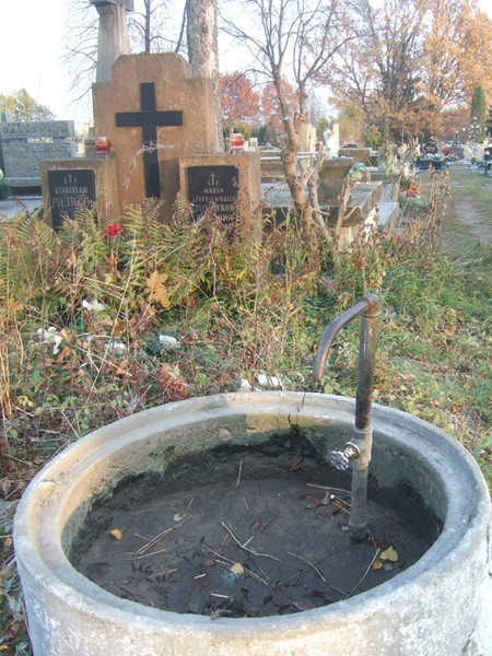 Od piątku studnie na cmentarzu przy ul. Denkowskiej są zakręcone.