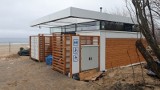 Przy plaży w Jelitkowie powstały dwie publiczne całoroczne toalety za... ponad 2 mln złotych [zdjęcia].