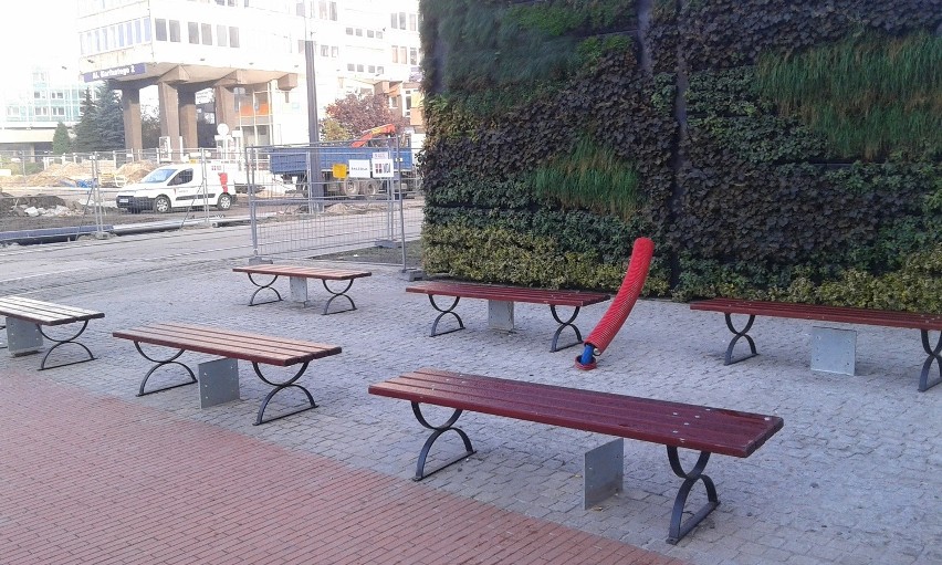 Katowice: Pod betonową ścianą przy rynku stanęły ławki [ZDJĘCIA]