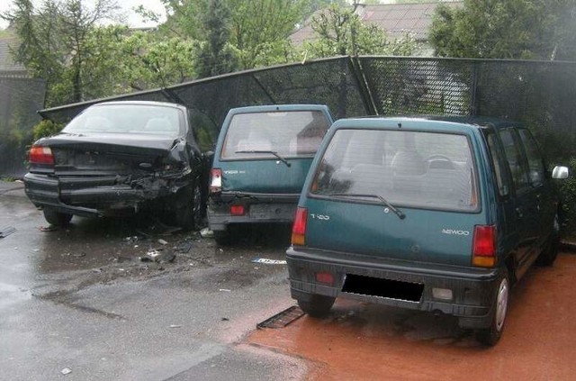 Kierujący volkswagenem passatem stracił panowanie nad samochodem wjechał w trzy zaparkowane samochody, które zostały zepchnięte na ogrodzenie posesji.