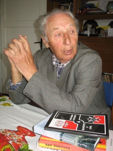 Edward Gross napisał kilka książek. O Podolu. Napisał też monografię o Gaikach i Potoczku.