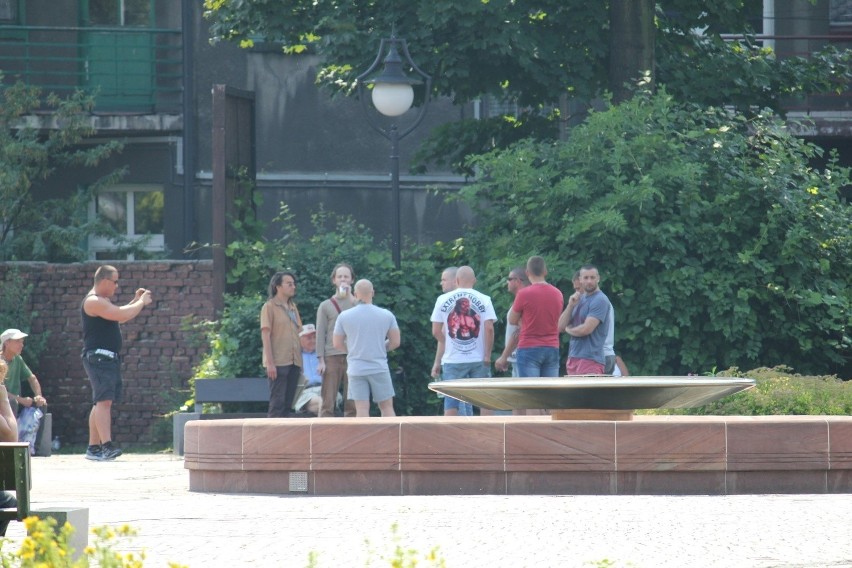 Zieloni 2004 na rynku w Siemianowicach. Manifestacja przerwana przez "zwykłych siemianowiczan"