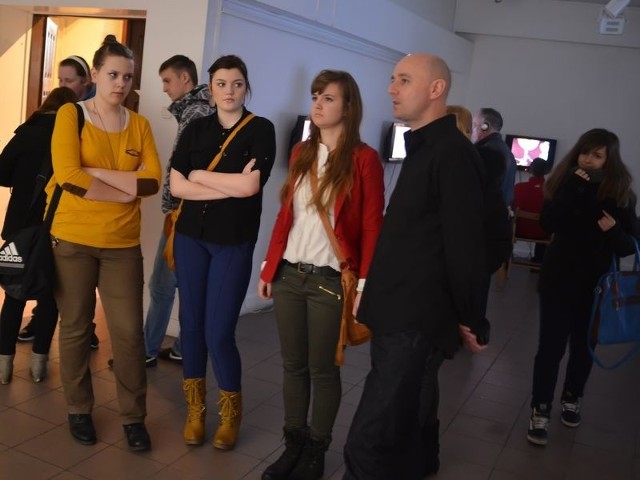 Adam Mroczek (z prawej) w towarzystwie uczestników wystawy.