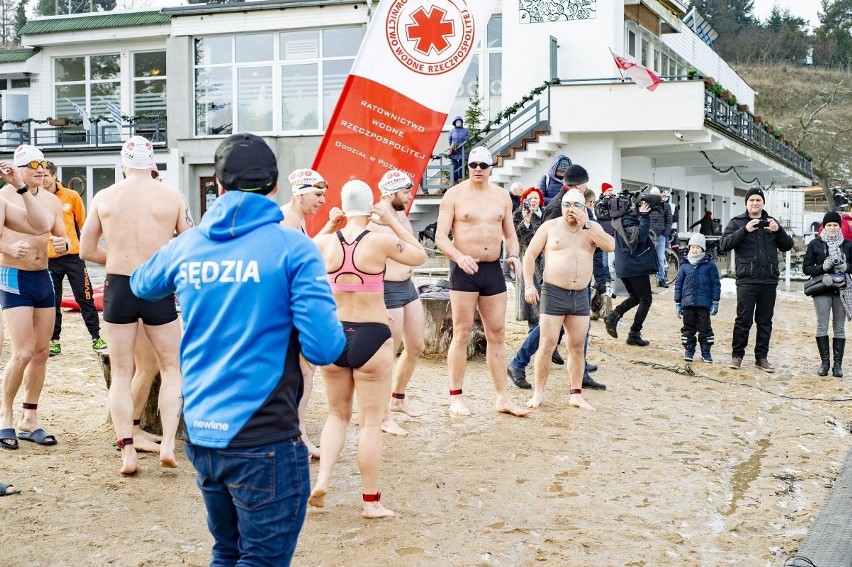 300 metrów w zimnych wodach Jeziora Kierskiego,...