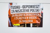 Kontrowersyjne zdjęcia z marszów smoleńskich zawisły w... urzędzie wojewódzkim