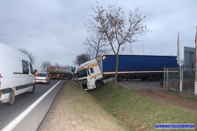 Musiał mu się jednak plątać język, gdyż na miejscu zjawili się nie strażacy, a policjanci z Ząbkowic Śląskich, zaopatrzeni w alkomat.