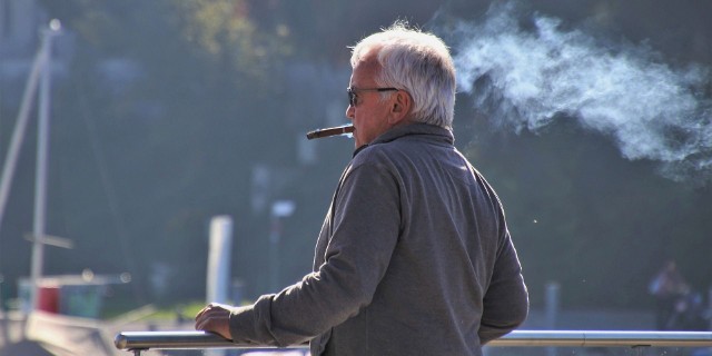 Palenie na balkonie może zatruwać życie sąsiadom. Dym tytoniowy to jeden z najgroźniejszych czynników rakotwórczych
