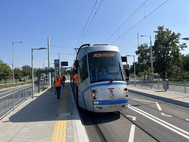 We wtorek (22 sierpnia) we Wrocławiu pierwszy tramwaj pojechał przez Nowy Dwór. Wrocławskie inwestycję testują nową trasę pod względem technicznym.