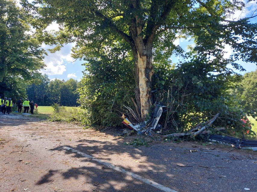 Wypadek w Mierzynie. Zderzenie samochodu osobowego z autobusem. 14.07.2020 r. 3 osoby nie żyją