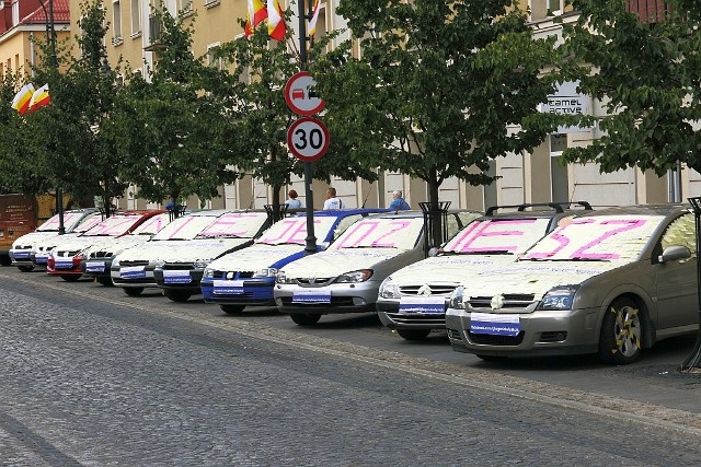 10 oklejonych samochodów znowu stanęło na ul. Lipowej