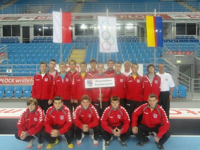 Kadra województwa świętokrzyskiego chłopców, podczas otwarcia Ogólnopolskiej Olimpiady Młodzieży Mazowsze 2011 w piłce ręcznej.