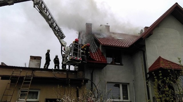 W sobotę strażacy ochotnicy i zawodowi gasili pożar poddasza użytkowego murowanego domu dwukondygnacyjnego przy ulicy Marii Skłodowskiej - Curie w Skaryszewie. Akcja trwała od godziny 9.49 do 13.38. Brało w niej udział w sumie dziewięć zastępów.