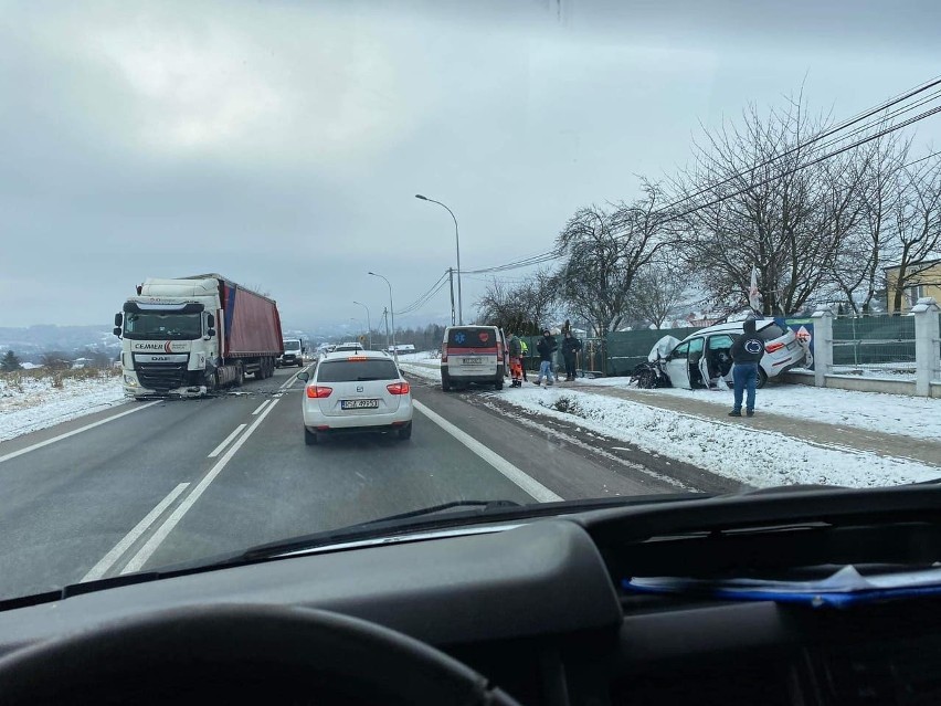 Wypadek w Lutoryżu. DK19 całkowicie zablokowana po zderzeniu tira z samochodem osobowym 