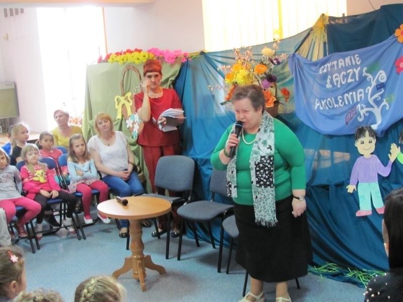 Dzieci przywitała Sabina Malinowska, zastępca dyrektora...