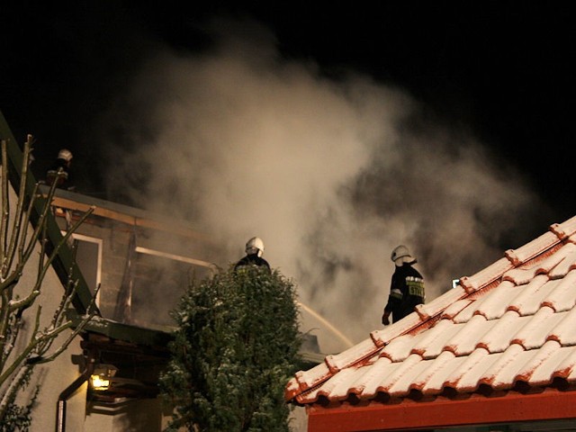 Ogień gasiło siedem jednostek straży pożarnej.