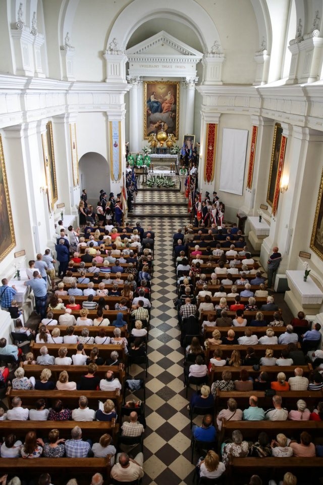 Powiat kielecki świętował 20-lecie istnienia. Była msza na Świętym Krzyżu i sesja rady powiatu w Ciekotach