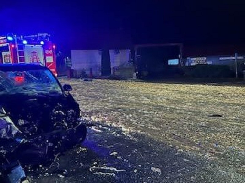 Wypadek w Jaromierzu. Samochód osobowy zderzył się z samochodem ciężarowym, 28.12. Dwie osoby poszkodowane. || ZDJĘCIA