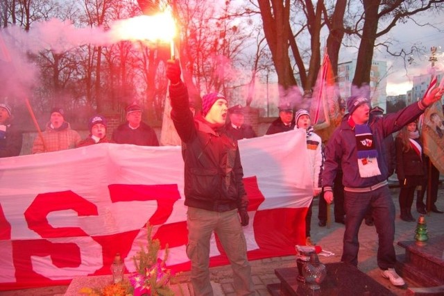 Cześć i chwała bohaterom! - skandowali na cmentarzu w Szubinie kibice Zawiszy