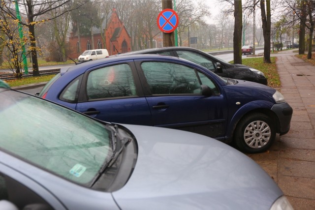 Miejscy aktywiści chcą wprowadzenia całkowitego zakazu parkowania samochodów na chodnikach poza strefą płatnego parkowania.