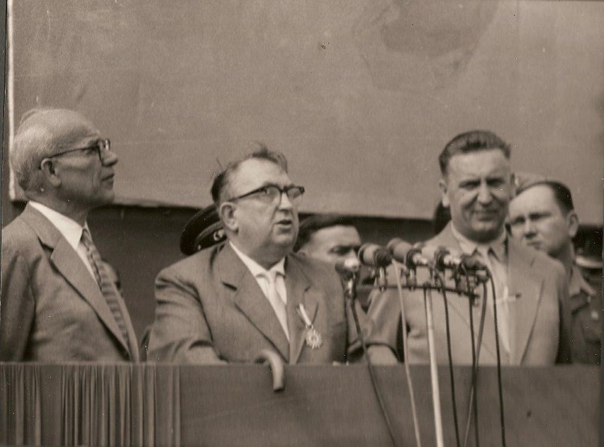 Oficjalne otwarcie szkoły w Czeladzi w roku 1959. Do Piasek...