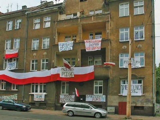 Tak wyglądały protesty mieszkańców kamienicy na Nocznickiego na początku czerwca 2010 roku.