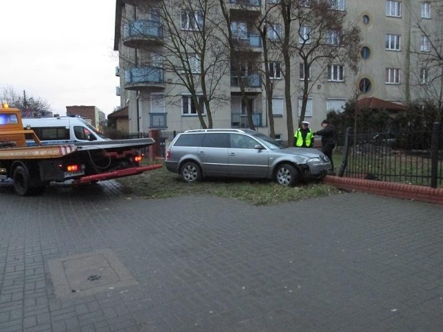 Wypadek w Poznaniu. Rozpędzony samochód wjechał w ogrodzenie kościoła