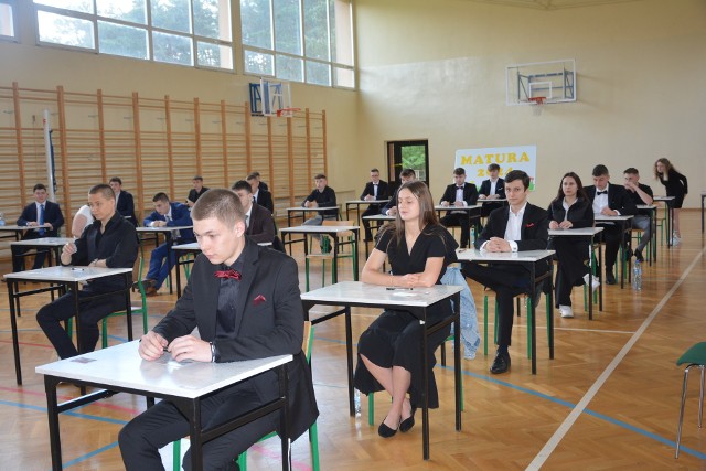 Od języka polskiego rozpoczęli egzaminy maturzyści z Zespołu Szkół w Lipinach w powiecie przysuskim.
