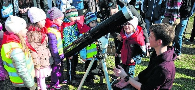 Dzieci oglądały zaćmienie przez teleskop udostępniony przez Filipa Wilka. Miłośnik astronomii wyjaśniał, na czym polega zjawisko.