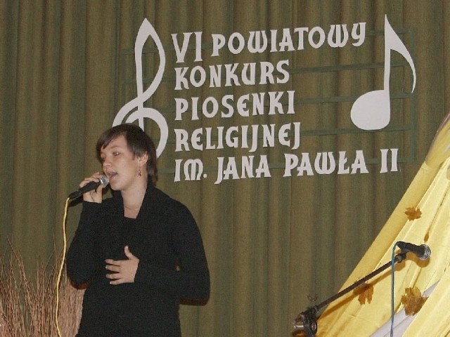 Na zdjęciu Agnieszka Krzyżanowska z Gimnazjum w Bogorii, która wyśpiewała drugie miejsce w kategorii numer 3 tegorocznego konkursu.
