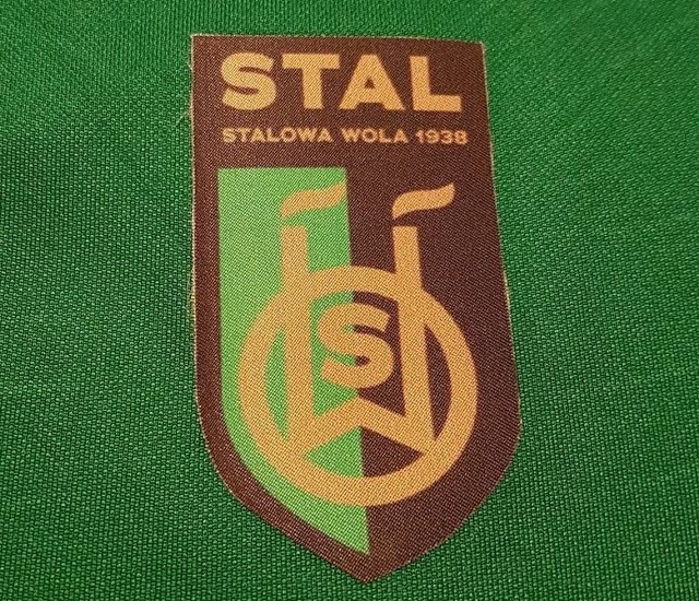 Występująca w grupie czwartej piłkarskiej trzeciej ligi Stal Stalowa Wola Piłkarska Spółka Akcyjna po kilku miesiącach znów zmienia swój herb. Prezydent Stalowej Woli, Lucjusz Nadbereżny, jako przedstawiciel większościowy akcjonariuszy PSA, poprosił kibiców o wyrażenie opinii na temat konkretnego wzoru herbu. Na zdjęciu powyżej aktualny herb.Głosować można pod postem poniżej.