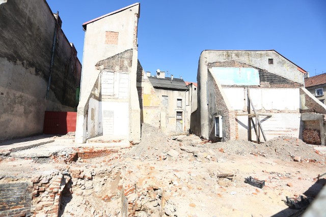 Miejsce po wyburzonej kaminicyJeszcze w tym roku w miejscu po wyburzonej kamienicy przy ulicy Wałowej powinny stanąć pierwsze kondygnacje nowego budynku.
